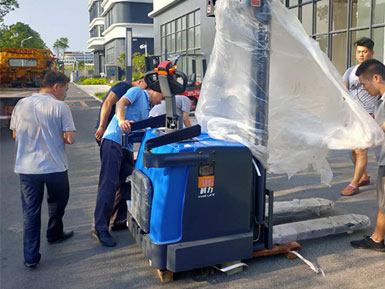 科力電動堆高車進(jìn)行裝卸、堆高、堆垛和短距離運(yùn)輸作業(yè)