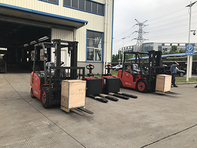 廈門(mén)某大型機(jī)械采購(gòu)1批廈工電動(dòng)叉車電動(dòng)搬運(yùn)車和柴油叉車