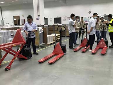 電動(dòng)高升程搬運(yùn)車交付使用，感謝廠家羅總親自跟客戶講解操作方法！