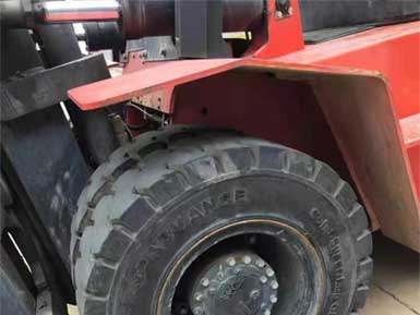 前進(jìn)實(shí)心輪胎825-15，6條實(shí)心輪胎已全部安裝到叉車上